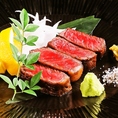 藁の香ばしい香りと赤身と良質な牛の旨味の阿波牛の炙り焼き