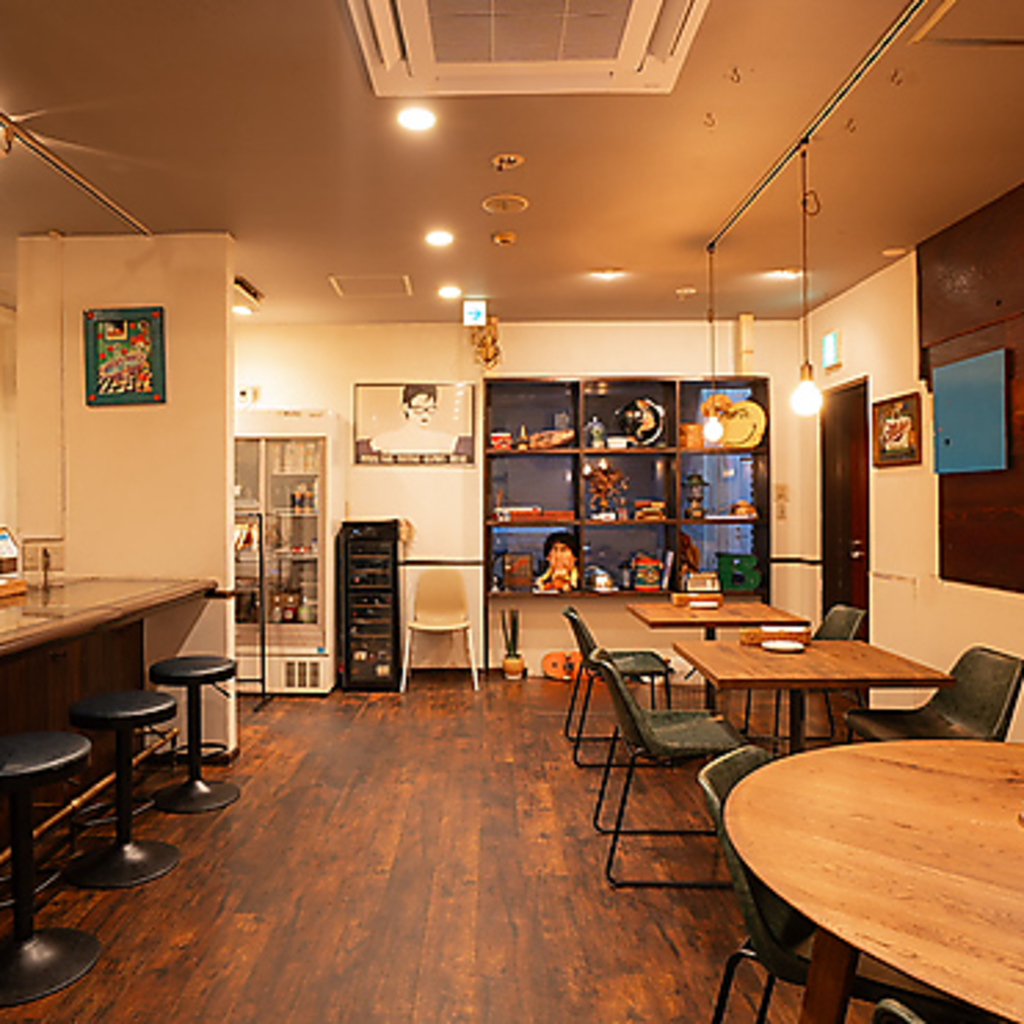 カウンター6席、テーブル2名×2、4名テーブル1