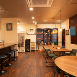 カウンター6席、テーブル2名×2、4名テーブル1