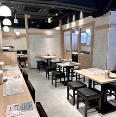 天井が高く広々とした店内でお楽しみいただけます。テーブルの連結可能で最大12名!