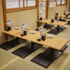 【ゆったり座敷でワイワイ♪】2階の6名用座敷席は、仲間との飲み会やプチ宴会にぴったり！靴を脱いでくつろぎながら、手羽先＆激安ドリンクで盛り上がろう♪駅近＆朝まで営業だから、時間を気にせず楽しめます！