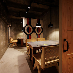 6～8名様でご利用の場合は、2つの半個室を繋げて完全個室としてご利用いただけます！大人数でのご宴会や、特別な日のご利用にぴったりです。他のお客様を気にせず、プライベートな空間で最高の時間をお過ごしください。