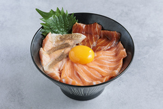 【生・漬け・焼きの3種盛り】生サーモンの玉手箱丼