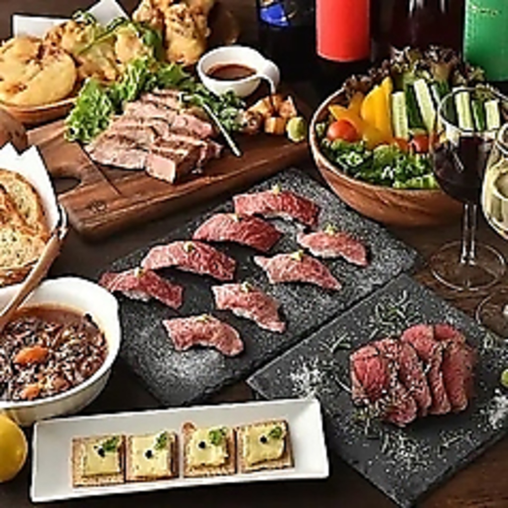 料理長自ら現地に赴き厳選した食材の数々！お肉だけではなく、海鮮にもこだわって調理しております。