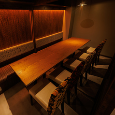 【和モダンテーブル5-8名様】普段の飲み会から少人数さまのご宴会のご利用にオススメのテーブル席を完備しております。ゆったりとしたテーブル席でお寛ぎください。お席だけのご予約や当日のご予約も受け付けております！誕生日や記念日もサプライズも受け付けております♪横浜での接待は当店にお任せください。