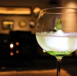 フレッシュフルーツのカクテルや多種の果物のお酒を駆使した一杯を・・。