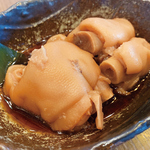豚足を調理した沖縄料理「柔らかテビチ(煮or揚げ)」803円(税込)、コラーゲンがたっぷりの一品です♪