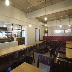 【テーブル席でゆっくりと】グループ様でも窮屈せずお食事いただけます♪