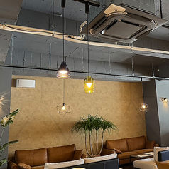 都会的で洗練された空気感の中にも、どこか陽気で温かみを感じる空間！瑞々しい観葉植物が空間を彩り、思わず長居したくなる「ふわふわ」の大型ソファーが皆さまをお迎えします。4名様でゆったりと囲めるテーブル席は、親しい友人との食事や女子会にぴったり！とっておきの隠れ家です。