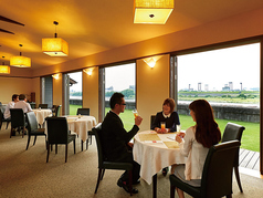【２～４名丸テーブル×４卓】大きな窓か長良川を望みながら食事をお楽しみ頂けます。お客様の人数次第で最大60名まで対応可能。