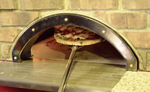 専用ピザ窯をご用意！本格ピザは高温で一気に焼き上げることにより、風味豊かな味わいを引き出します