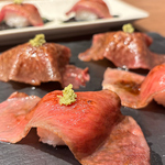 お口の中でお肉がとろける「炙り上ロース握り」