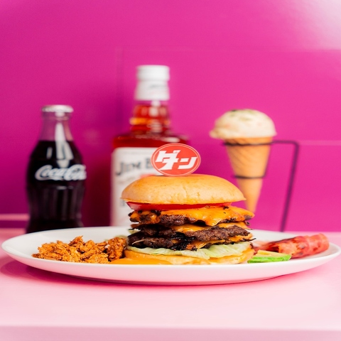 ボリューム満点のこだわりハンバーガー！伝統を守りつつ独創的なメニューを展開！