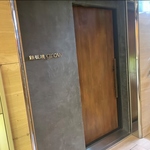 京都を感じさせる落ち着いた雰囲気の外観と内装のお店です。