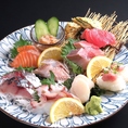 【こころおすすめメニュー1】お刺身本気盛り☆オーダー率70%超えのお刺身七点盛り。珍味、寿司、出し巻き玉子の盛り合わせです。ご注文の際は2人前～でお願いします。　※画像は2人前になります