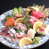 【こころおすすめメニュー1】お刺身本気盛り☆オーダー率70%超えのお刺身七点盛り。珍味、寿司、出し巻き玉子の盛り合わせです。ご注文の際は2人前～でお願いします。　※画像は2人前になります