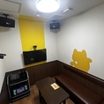 少人数でのご利用にぴったりの3名様用完全個室です♪ご友人同士やカップル、ご家族でのカラオケタイムを周りを気にせず存分に楽しめます！当店の個室は飲食物の持ち込みも自由だから、お好きなお菓子や飲み物を持ち寄ってのプチパーティーにも最適☆充実のドリンクメニューやお得なコースと一緒に盛り上がろう♪