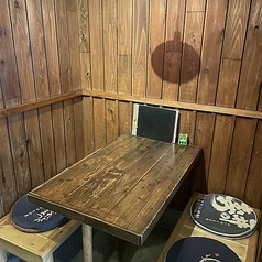 シンプルで使いやすいテーブル席は、ご家族やご友人とのカジュアルなお食事シーンにぴったりです。落ち着いた和の空間で、周りを気にせずゆったりとお食事を楽しめます。お仲間との楽しい会話と、美味しい料理やお酒で、心に残るひとときをどうぞ。