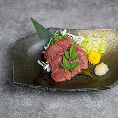 新鮮な馬刺しを堪能♪赤身とたてがみの絶妙な味わい◎