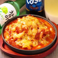 チーズ好きは必食！とろ〜りチーズ＆ピリ辛ヤンニョムの相性抜群なチーズタッカルビ★1450円の写真