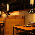 【普段使い】2～4名様用テーブル席 少し仕切られたテーブル席。他のお席との間が仕切られているので、周りの目を意識せずに食事を楽しめます。また、店内の活気も感じられます！本日のおすすめや入荷のお肉などお伝えするスタッフとの会話もお楽しみください。
