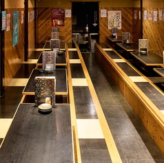 ＜2～4名様向けの掘りごたつのお座敷席＞足をおろしてゆっくりとくつろげるお席です。ご友人様との飲み会や打ち上げにおすすめです。