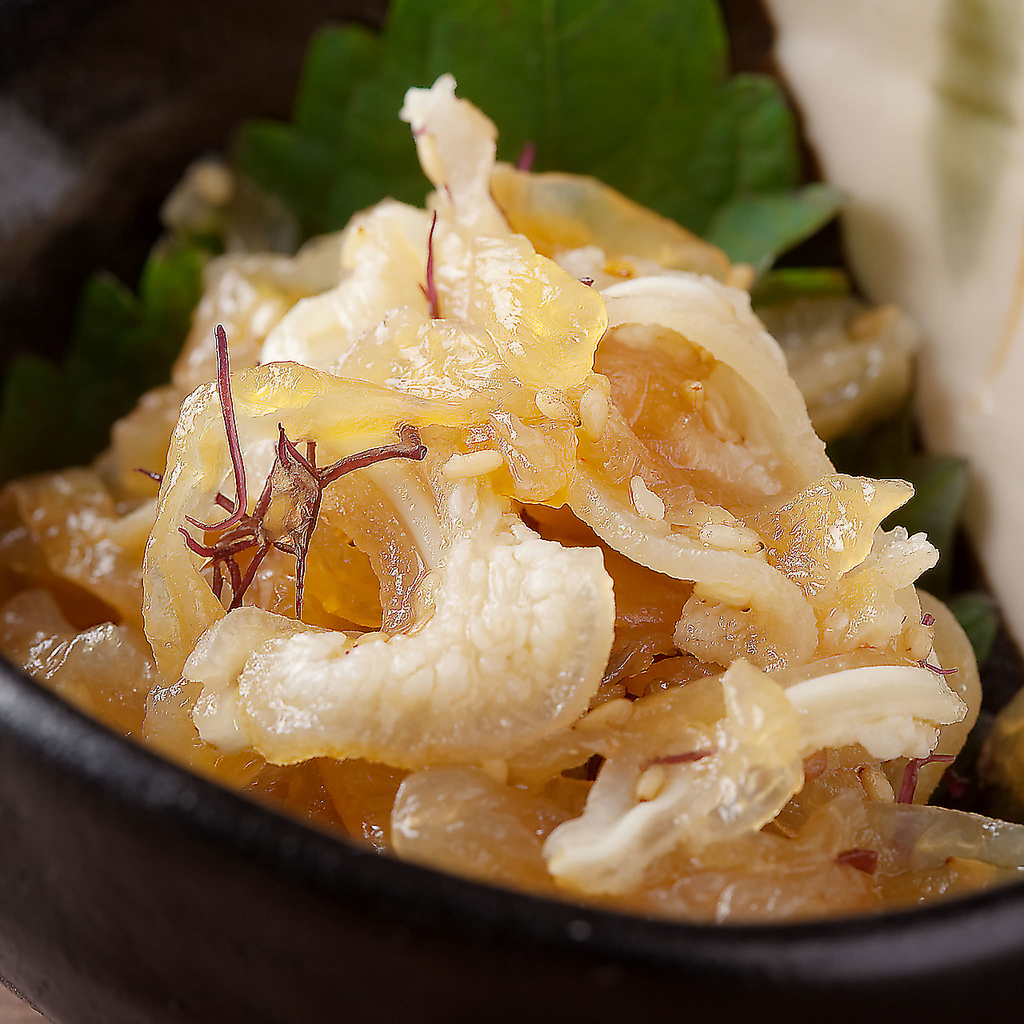 ミミガー和えも沖縄名物料理の一つです。豚耳の軟骨のコリコリとした歯ごたえが人気のおつまみです◎