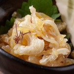 ミミガー和えも沖縄名物料理の一つです。豚耳の軟骨のコリコリとした歯ごたえが人気のおつまみです◎