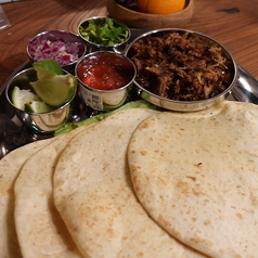 【宮崎牛の牛脂で煮込んだ“こだわりカルニタスタコス】の写真