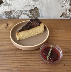 バスクチーズケーキ ~チェリーソース添え~