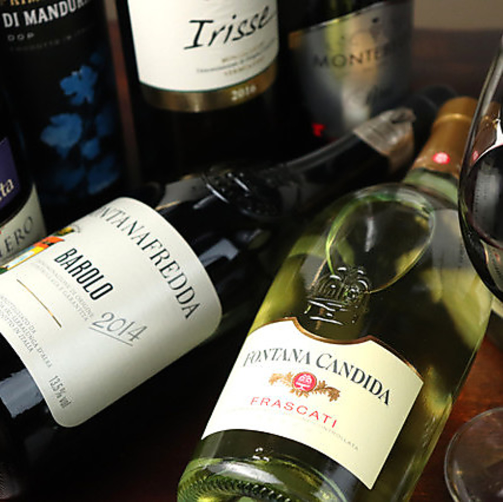 全てイタリア産のワインで揃えてます。フルーツたっぷり大人の味わいの自家製サングリアもおすすめ！