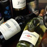 全てイタリア産のワインで揃えてます。フルーツたっぷり大人の味わいの自家製サングリアもおすすめ！