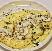 経験豊かなシェフが手がける、NYらしい自由で創造性溢れる料理をご堪能いただけます。ディナーでは、旬の食材を活かしたアイデア豊かな一皿をご提供。なかでも、秘伝スパイスが決め手のフライドチキンは自慢の一品です。国境にとらわれないグローバルな発想で、満足度◎の新しい美食体験をお届けいたします。