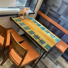 少し奥まった場所に位置する、4名様までご利用可能なテーブル席です。他のお席と離れているため、プライベート感を大切にしたいお食事や、ご友人と落ち着いて語り合いたい夜にぴったり◎適度な隠れ家感が、心地よい時間を演出してくれます。