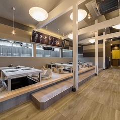 座敷は、和の雰囲気が漂う特別なスペースです。靴を脱いで気軽に上がれることで、まるで自分の家のようにリラックスできます。大切な友人との集まりや、特別な日のディナーにぴったりの空間。周囲のざわめきから解放されて、心から楽しむことができます★