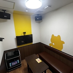 5名様までゆったり座れる広々とした完全個室です☆女子会やサークルの打ち上げ、ちょっとした飲み会にもぴったり!お気に入りのお酒やおつまみを持ち寄って、思いっきりパーティーを満喫しちゃおう♪朝まで歌い明かしたい時も24時間営業だから安心です!みんなで笑顔あふれる楽しいひとときをお過ごしください♪