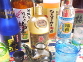 泡盛だけじゃない！めずらしい沖縄のお酒も豊富にご用意♪ドリンクの色を透かしてキラキラ輝く琉球グラスで楽しめば気分は「めんそ～れ！」