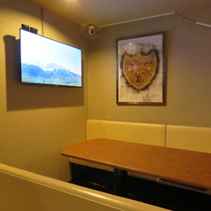 プライベート感満載の個室にはダーツ、カラオケを設置。居心地が良く周りを気にせずにお楽しみいただけます。贅沢な空間で素敵なひとときを心行くまでお過ごしください。コース利用でお得に飲み放題もお付けできます！会社宴会、女子会、友人同士など多彩なシーンに対応◎美味しい料理とお酒を用意してお待ちしております！