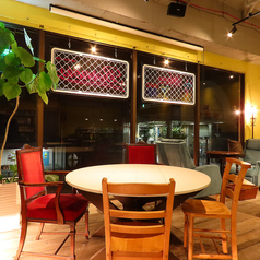 【友人や家族と会話を楽しむ】明るいイエローの壁の店内には、3～5名用のテーブルが1つ設置されています。温かみのある雰囲気の中で、友人や家族と過ごすことができます。