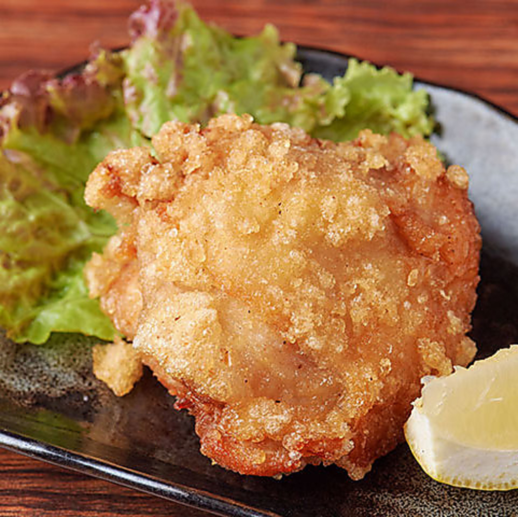 二度揚げで旨味を凝縮！唐揚げは塩水に半日漬け込み二度揚げで仕上げた、驚くほどジューシーな食感！