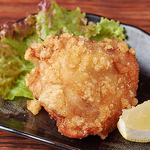 二度揚げで旨味を凝縮！唐揚げは塩水に半日漬け込み二度揚げで仕上げた、驚くほどジューシーな食感！