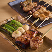 朝挽き鶏を店内で捌き、一本一本丁寧に炭火で焼き上げる