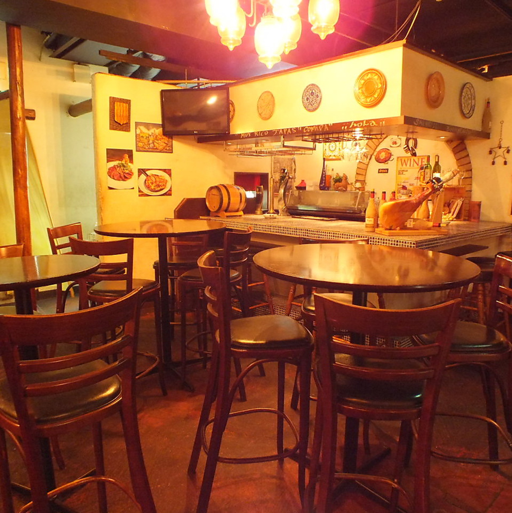 かわいいバルフロアは雰囲気◎15名様からの少人数の貸し切りにも対応してます。