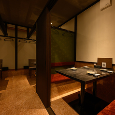 雰囲気の良い3～4名様でご利用いただける個室をご準備しております。おしゃれな雰囲気は女子会やデートなど様々なシーンにぴったり。是非ご来店ください。