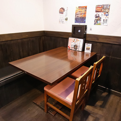 ゆったりとしたスペースの4名用テーブルは、親しい友人や家族との会話を楽しむのに最適です。洗練されたお洒落な雰囲気の中で、ふわっと焼き上げたうなぎを味わいながら、特別なひとときをお過ごしいただけます。デートやお祝い事にもピッタリなこの空間で、心温まる時間をお楽しみください。