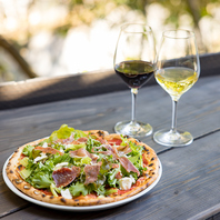 薪窯でじっくりと焼き上げるピッツァ