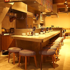 お一人様やカップルに大人気のカウンター席。スタッフとの会話を楽しんだり、目の前で仕上げられる料理を眺めたりと、ライブ感たっぷりにお過ごしいただけます。ネオ料理屋ならではのスタイリッシュな雰囲気で、こだわりのサワーを片手に一人の時間を満喫♪