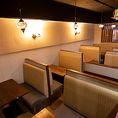 間接照明の温もりを基調としたお席がゆったりとリラックスできる空間を提供いたします。