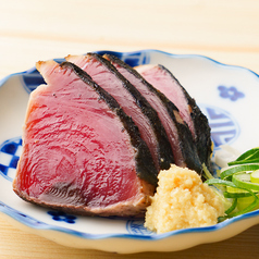 【かつおのたたき】口の中であふれ出すギュッと詰まった濃厚な旨みと香ばしい焼き目
