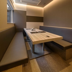 10名様までご利用いただけるソファ席の個室となります。特別な日に大切な方と、ご親族での集まり、会社内でのお集りや接待利用、地域のお集りなど様々なシーンにご利用いただけます。料理を楽しむだけでなく大切な方と特別な時間をお過ごしいただけます。